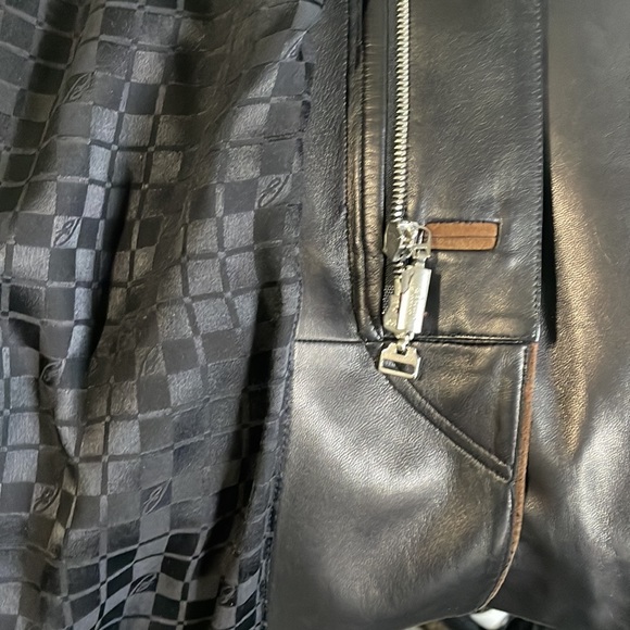 This is a dark brown leather jacket. Armpit...22
Shoulder...20
Length...41 - Picture 9 of 9